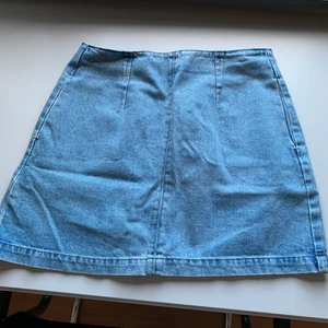 Jeanskjol med dragkedja bak! - Fin kjol, använd en gång. Inte så tajt utan snarare A-formad. Köpt på zalando :) 