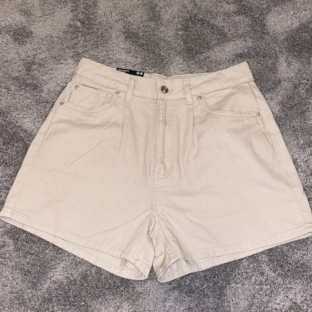 Sprillans nya och helt oanvända mom short med High waist och smala på midjan med prislapp kvar från H&M. Shorts.