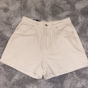 Mom shorts - Sprillans nya och helt oanvända mom short med High waist och smala på midjan med prislapp kvar från H&M