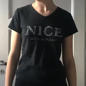 T-shirt med glittrig text i fint skick