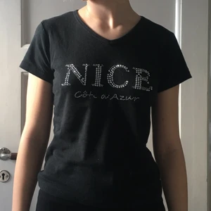 T-shirt  - T-shirt med glittrig text i fint skick