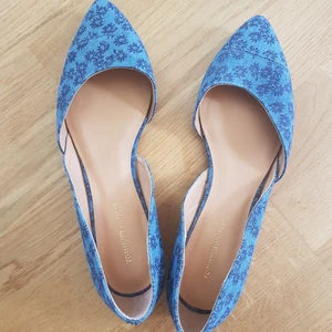 Ballerina skor Tommy Hilfiger - Slip-ons från Tommy Hilfiger i nyskick. De är gjorda i ett jeans tyg med blå blommor på. Jag säljer dom för att de är för små, så de passar någon med storlek 40 trots att de är markerade som 41. Frakt tillkommer.