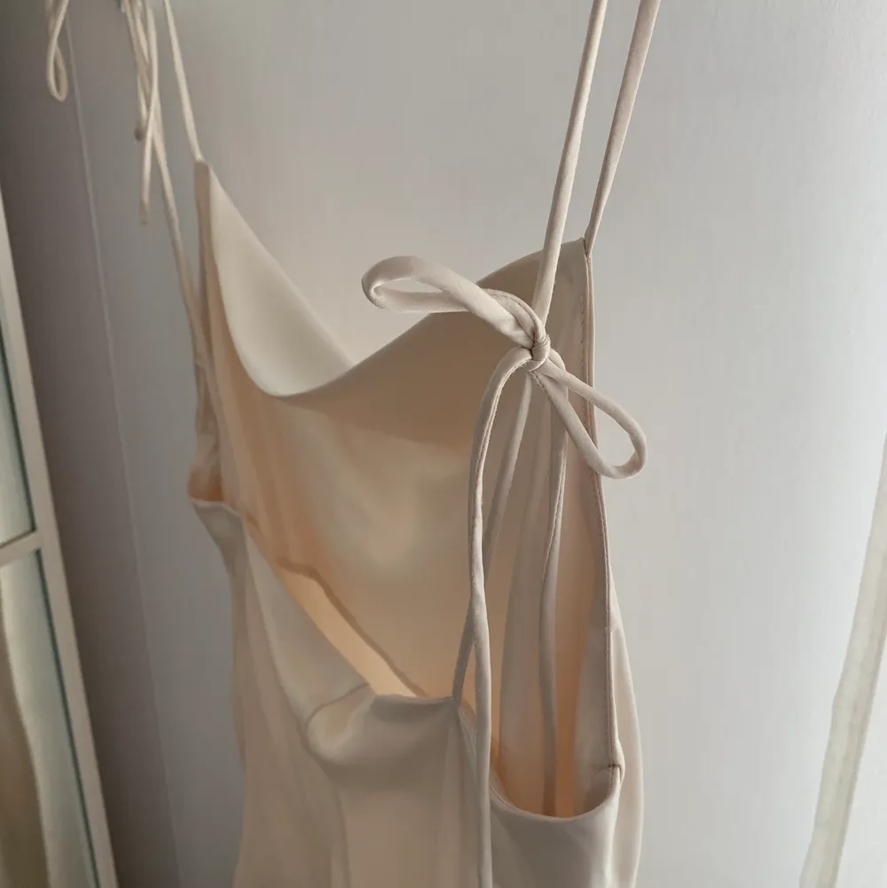 Superfin oanvänd silkesklänning från Zara home, köpt för 399kr och har prislappen kvar. Klänningen är i kort modell. Klänningar.