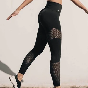 Aimn boost tights - Säljer nu mina nästan oanvända aimn boost tights i svart. De är superfina och sitter helt underbart, men säljer då de ej kommer till anändning🥺