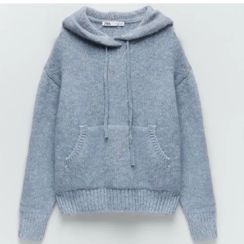 Blå slutsåld stickad hoodie från zara mycket sparsamt använd. Storlek s. Lånade bilder men kan ta egna om nån vill det💕bud 460kr köp direkt för 500kr. Stickat.