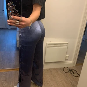 sidenbyxor - säljer dessa ”siden”byxor från nakd! använda 2 gånger men har en del skavanker, se sista bilden. lite för stora på mig som vanligtvis har xs, skulle säga att de passar s och möjligtvis m! köparen står för frakt💘