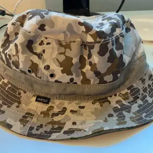 En buckethat från Wesc, går att vända utochin för en annan färg, aldrig använd nypris 500kr 