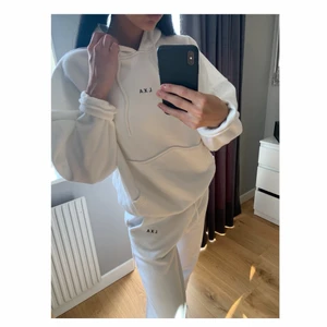 LXA set - Säljer mitt vita set från LXA, byxorna är i storlek XS och hoodien är i storlek S. Nästan aldrig använt så jätte fint skick. 