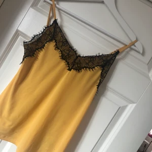 Ett fint linne  - Ett sött linne som både funkar som nattlinne och som ett vanligt linne, nästan aldrig använt så är väldigt fräsh☺️💘 kan bytas