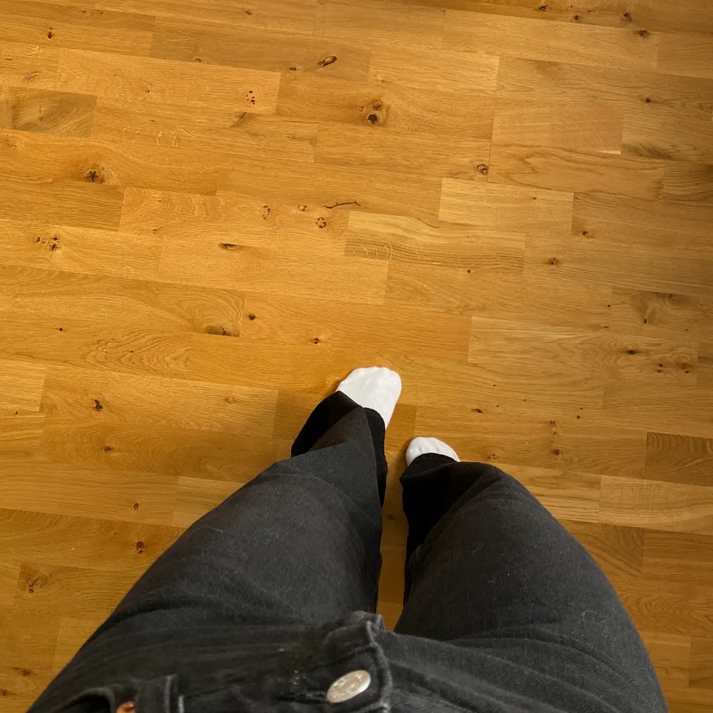 Säljer dessa trendiga jeansen i storlek 27 då jag redan har liknande. Köptes för 400 kr och säljer för halva priset, kontakta mig om du vill ha fler bilder på jeansen eller undrar något✨. Jeans & Byxor.
