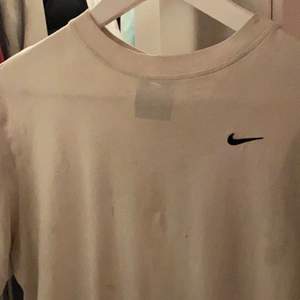 Så himla snygg Nike t-shirt som jag säljer nu pga att den inte används så mycket✨passar till allt👍 ganska bra skick, dock har den någon fläck på baksidan men syns knappt, går säkert bort i tvätten👍
