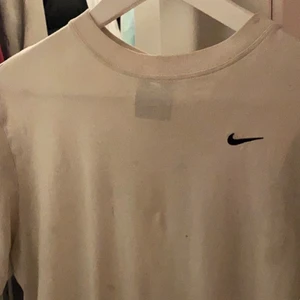 ✨Nike T-Shirt✨ - Så himla snygg Nike t-shirt som jag säljer nu pga att den inte används så mycket✨passar till allt👍 ganska bra skick, dock har den någon fläck på baksidan men syns knappt, går säkert bort i tvätten👍