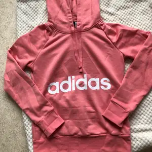 Jättefin rosa Adidas hoodie i nyskick. 🎀