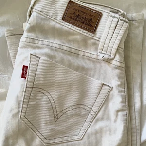 Lågmidjade Levi’s jeans  - Återpublicerar pga av oseriös köpare⚠️ Säljer dessa sjukt snygga jeans då de sitter lite stora på mig. Tror nog det skulle passa bäst en stor 25 elr 26. Köpta här på plick men säljer vidare. Jeansen är lågmidjade och lite utsvängda vid benet. Innerbenslängd är 79cm och skriv privat om du har frågor🌸  köparen betalar för frakten 📦 