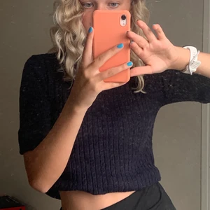 Tröja - En avklippt tröja som jag brukar vika upp ärmarna på. (Som på bilden) 