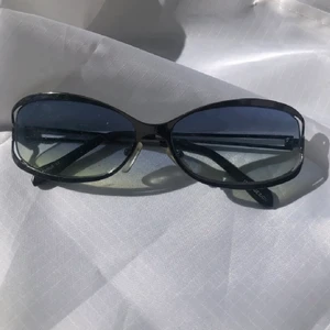 Vintage solglasögon - Säljer ett par solglasögon med blått , grönt glas. Endast använd ett fåtal gånger minimala repor men absolut inget men lägger märket till 