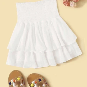 Shein  - Lägger ut igen pga oseriösa köpare. Fin kjol från Shein och aldrig använt! Säljer för att jag eftersom jag inte fått någon använd, om du är intresserad skriv gärna privat❤️ Den är storlek M men passar från xs-m