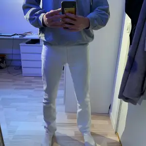 Vita jeans från Acne Studios i modellen Roc Optic. Byxorna är i bra skick och har inte använt mycket! (Köpte dem för 1200kr och de kan inte köpas i butik längre) Säljes pågrund av att jag inte använder dem längre.