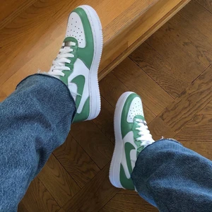 Gröna customs 💚 - Gröna Nike air force 1 Mid i storlek 39. Går att köpa på instagram, StainsCustoms. 😊😊