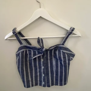 Brandy Melville croptop  - Fin brandy tröja som passar perfekt till sommaren, är one size men passar xs - s 