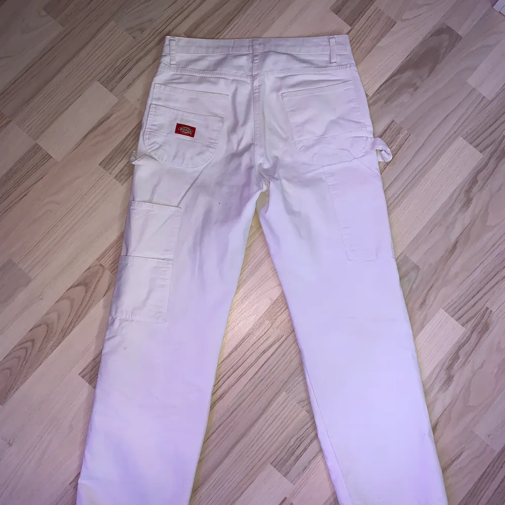 Snickarbyxor/cargobyxor från dickies. Riktiga bekväma och jättesnygga!! Köpte dem i USA från dickies egna butik. Säljer dem för de är för korta för mig. . Jeans & Byxor.