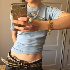 Vintage t-shirt  - En vintage t-shirt super fin blå färg men hästar på, på bilden har jag knutigt den där bak! I fin kvalite! 