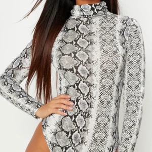 PrettyLittleThing body  - Ormmönstrad  body från PrettyLittleThing. Storlek 34.