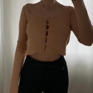 Beige-brun topp - Beige-brun kort topp från ASOS i strl 38, passar 34-36 också. Frakt tillkommer.