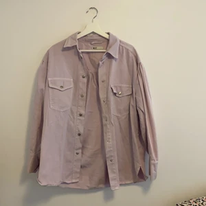 Jeansjacka  - Lila jeansjacka från gina tricot. Priset går att diskuteras vid intresse💕 önskas fler bilder kontakta mig! 