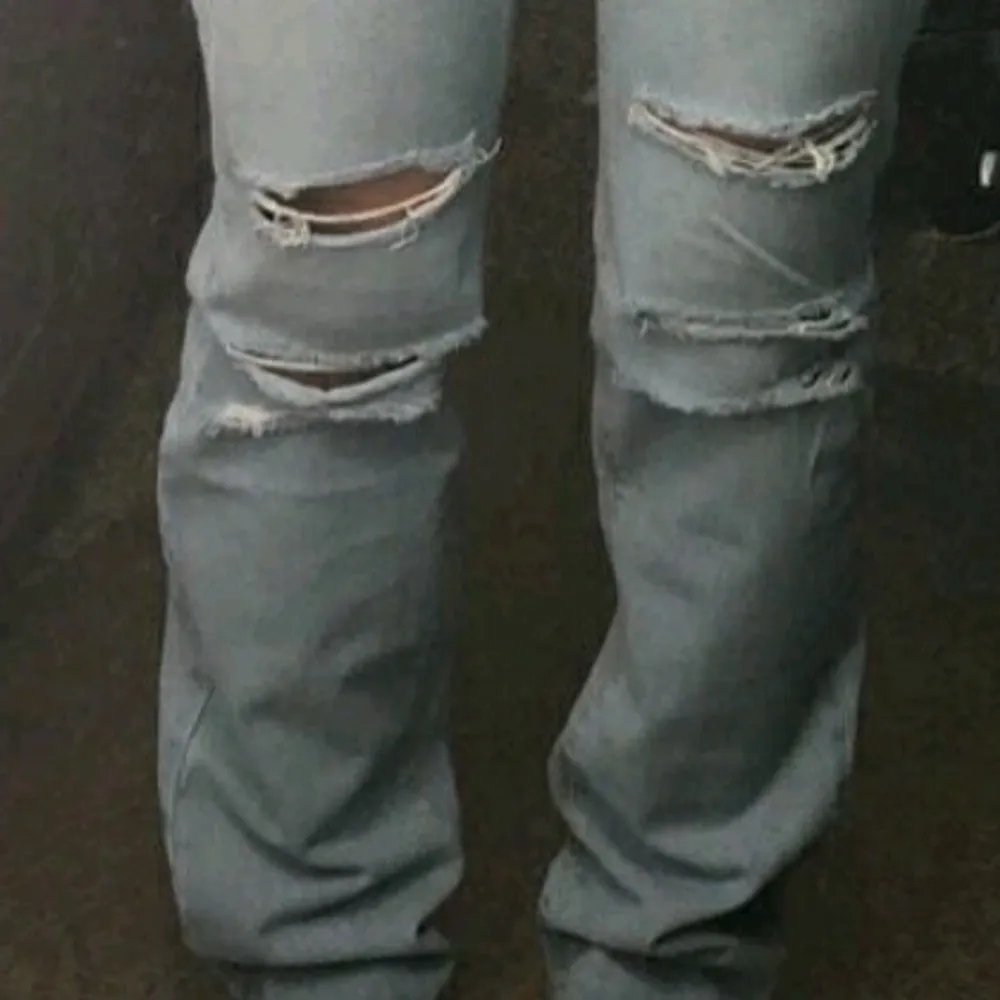 Helt ny bara provad. Storlek M och den är lång så även passar även för långa.. Jeans & Byxor.