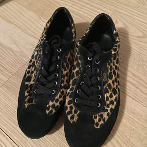 Häftiga bekväma dolce & Gabbana sneakers med leopard detalj. 