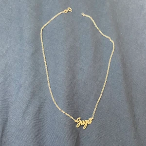 Namnhalsband - Fint skick. Äkta silver. Står Saga