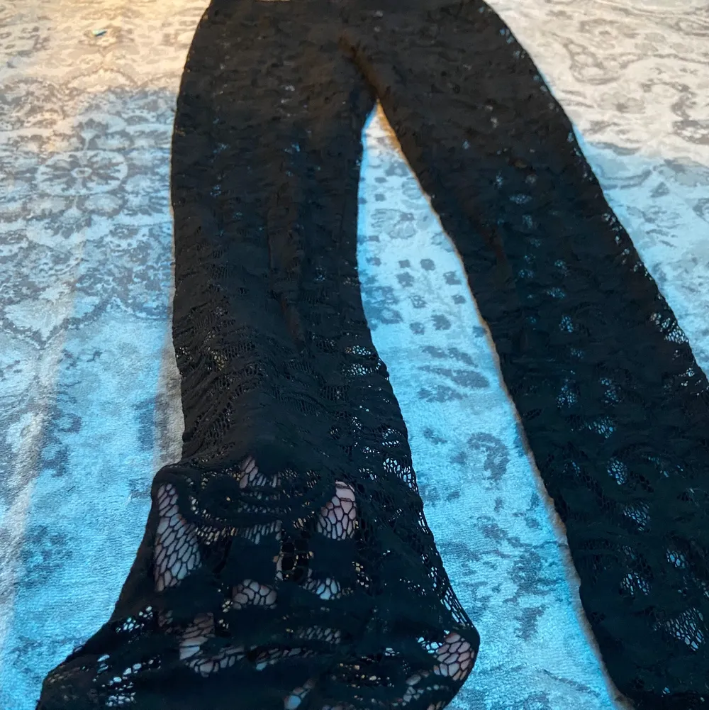 Jätte fina byxor fårn VILA clothes💕 Storleken ligger i S/M men passar även XS. Oanvända och i väldigt fint skick! Jätte sköna byxor som passar allting! Säljer pågrund av att det inte riktigt är min stil💕. Övrigt.