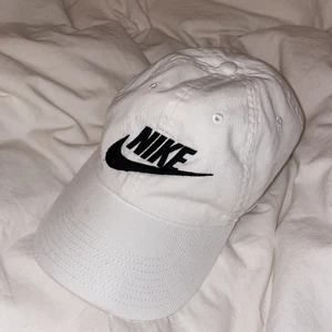 Simple Nike keps vit  - Snygg keps till som passar till många outfits.