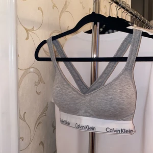Calvin Klein topp - En bralette från Calvin Klein som endast är testad. Som ny! Buda i kommentarerna, avslutar budet söndag 14.00