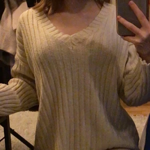 Stickad tröja - Jätte mysig stickad tröja som tyvärr inte kommer till användning. Den sticks ingenting den är ensdast mysig. (Köparen står för frakt) 🚚 kan även mötas upp i stockholm.