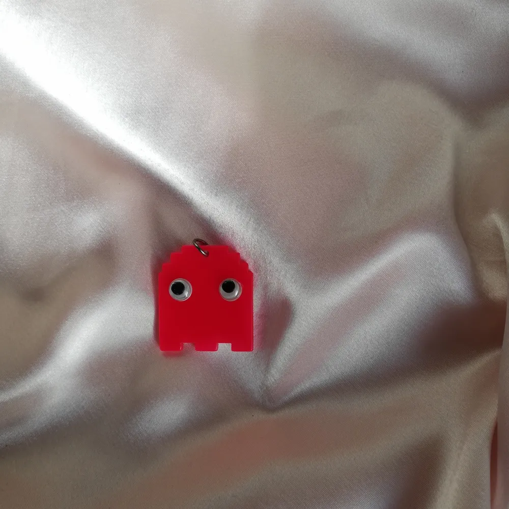 Supercoolt pac-man spöke i hänge, exempelvis till ett halsband! Spöket har googly eyes och är av plast :) . Övrigt.