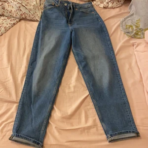 H&M 38 - Fina blå jeans från h&m som har använt 4 gånger. 
