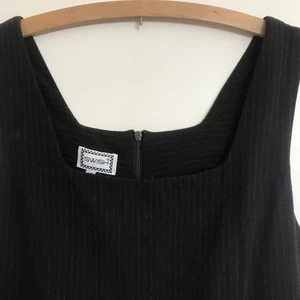 Tidlös brun figurnära kort klänning - Otroligt snygg brun klänning med tunna vita sträck. Den har små fickor med söta knappar och galet snygg neckline. Den är figurnära å rätt tajt, den följer kroppen jätte fint. köpt second hand men super skick! Använd ett fåtal gånger men inte mer.🌸🌸🌸