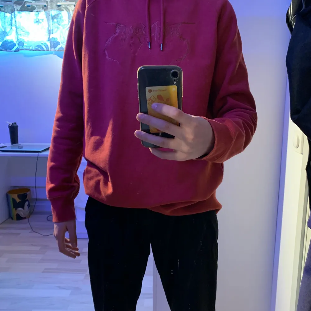 Röd Hoodie från Tiger of Sweden i storlek medium. Riktigt mysig och skön hoodie. Köpt för ungefär 1000kr. Hoodien är i väldigt bra skick och har inte använts mycket. Säljer för använder inte längre.. Hoodies.