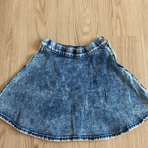 ”Jeanskjol” - Helt ny oanvänd jeanskjol från drdemin, stl xs men nassar även s.  Det är inte jeans materiel, utan den är grymt stretchig. Dragkedja och knapp finns på sidan
