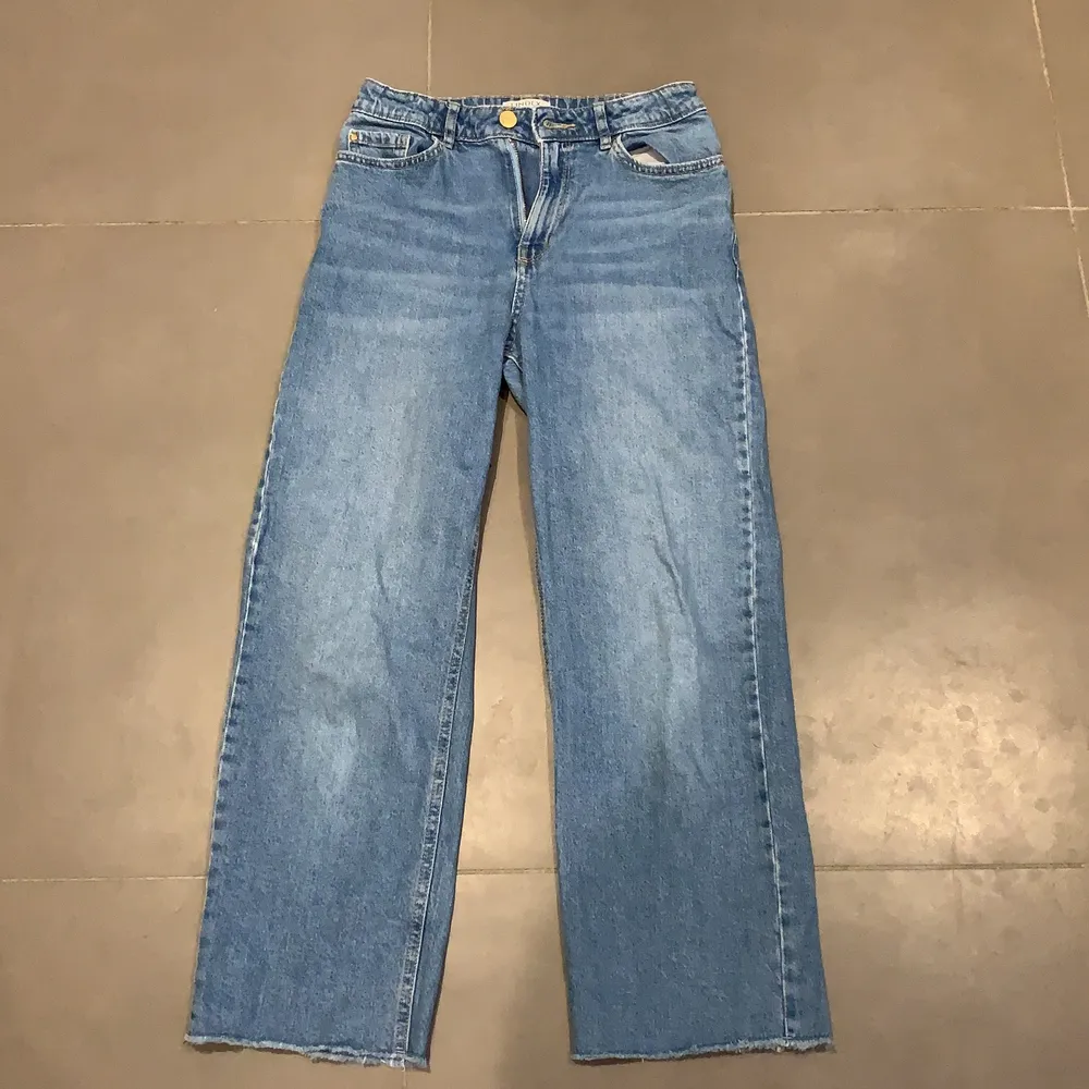 Här säljer jag ett par jeans från Lindex. Dem passar någon som är runt 1,50. 200 kr från början men nu säljer för 100kr! Super fina men nu för små för mig!💖. Jeans & Byxor.