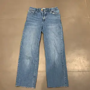 Här säljer jag ett par jeans från Lindex. Dem passar någon som är runt 1,50. 200 kr från början men nu säljer för 100kr! Super fina men nu för små för mig!💖