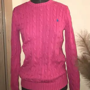 Säljer denna söta rosa Ralph Lauren tröjan som jag köpte på second han men som tyvär inte kommer till någon användning 💖