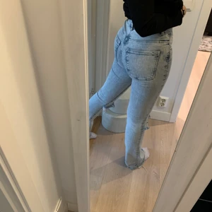 Jeans - Ett par snygga jeans med hål i. Sitter som en j***a bomb i rummpan. Storlek S (36). Säljer pga. måste rensa ut! Dm vid intresse eller frågor💕💕