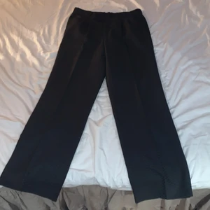 Oui kostymbyxor.  - Riktigt coola kostymbyxor. De sitter ganska baggy men samtidigt ganska straight. Perfekta att skejta i. De är gjorda i Sverige och är i nice kvalitet. 