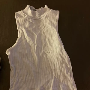 Blå topp - Säljer blå topp i strl m/l