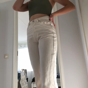 BikBok Vita Jeans - 🍄Gratis Frakt!🍄 Långa, fina byxor som sitter bra om man är lite längre. De passar bra på mig som är 176. Nästan aldrig använda.