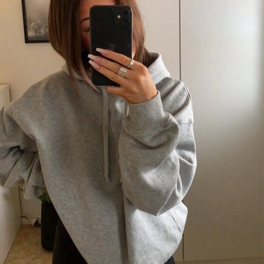 Grå oversized Hoodie! Den är aldrig andvänd så den är i fint skick. Den är i Xs men passar Xs-M. Skriv till mig för fler bilder Osv🥰 + köparen står för frakten . Hoodies.