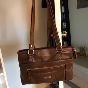 The Monte väska - SKITSNYGG vintageväska nu till hösten ifrån The Monte! Inte använd speciellt mycket, köptes in förra året för 1299kr! säljer för 450!